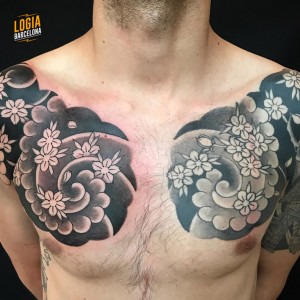 tatuaje_pecho_japones_flores_Logia_Barcelona_Willian_Spindola